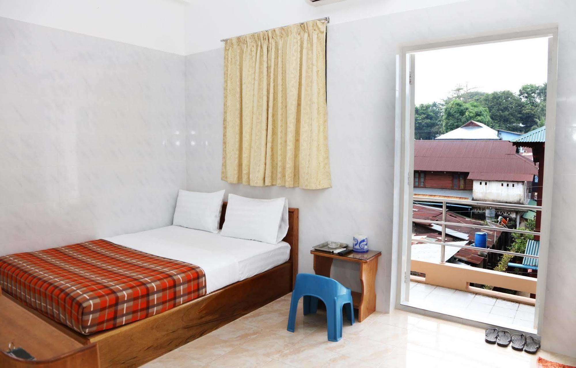 Penguin Hotel Kawthaung Extérieur photo